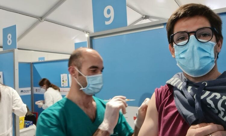 Finalmente. Il mio turno è arrivato. Un po’ prima dei pischelli della mia età perché ho la sfortuna di combattere contro una patologia cronica da un decennio ed è proprio [&hellip;]