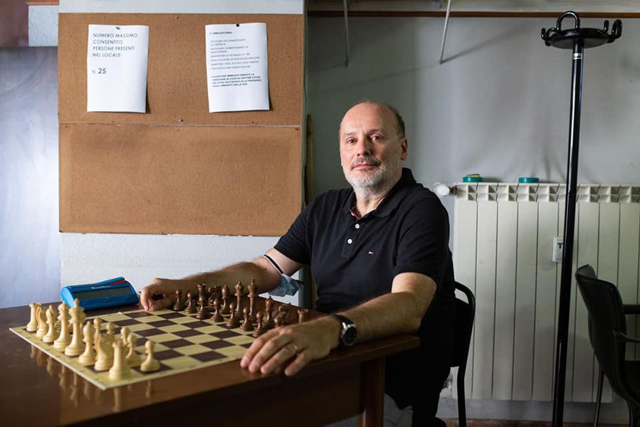 Ivano e la scuola popolare di scacchi a Villa Giordani