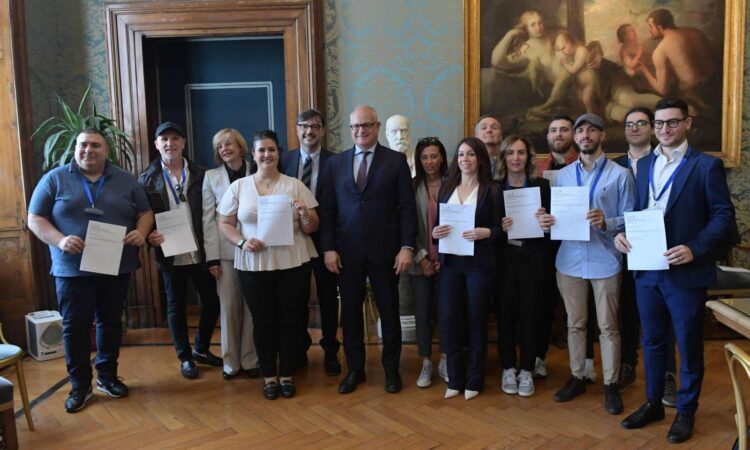 Il 9 maggio, in Campidoglio, abbiamo consegnato le prime 10 licenze taxi del nuovo bando. Un passaggio simbolico ma molto concreto: dopo quasi vent’anni, Roma torna ad aumentare il numero [&hellip;]