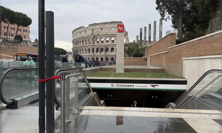 Oggi Roma inaugura due nuove stazioni della metropolitana, Colosseo–Fori Imperiali e Porta Metronia, un passaggio importante che incide davvero sulla vita quotidiana delle persone e sul modo in cui la [&hellip;]