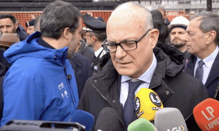 Quando il Sindaco Roberto Gualtieri denuncia pubblicamente la mancanza di risorse per il Piano Casa e per la sicurezza notturna, Matteo Salvini evita il confronto. Non risponde, non chiarisce, non [&hellip;]