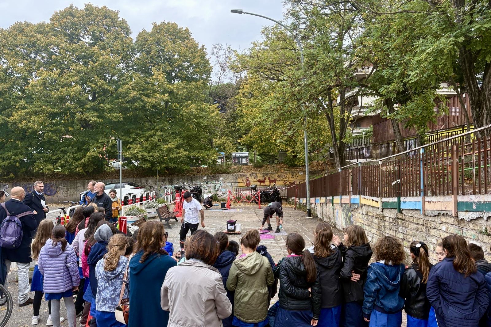 Per anni, davanti all’ingresso dell’Istituto Comprensivo Paolo Stefanelli, in via Cesare Castiglioni, era previsto un parcheggio per pullman: un’infrastruttura pesante collocata proprio davanti a una scuola, dove lo spazio era [&hellip;]