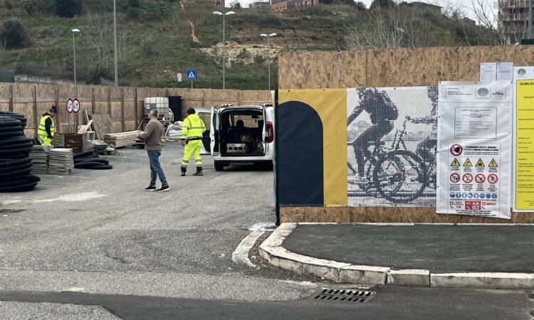 Prosegue il lavoro sulle nuove stazioni della Metromare nel quadrante sud della città. Questa mattina si è svolta una commissione congiunta Mobilità–Giubileo direttamente sul cantiere della futura fermata Torrino-Mezzocammino, nel [&hellip;]