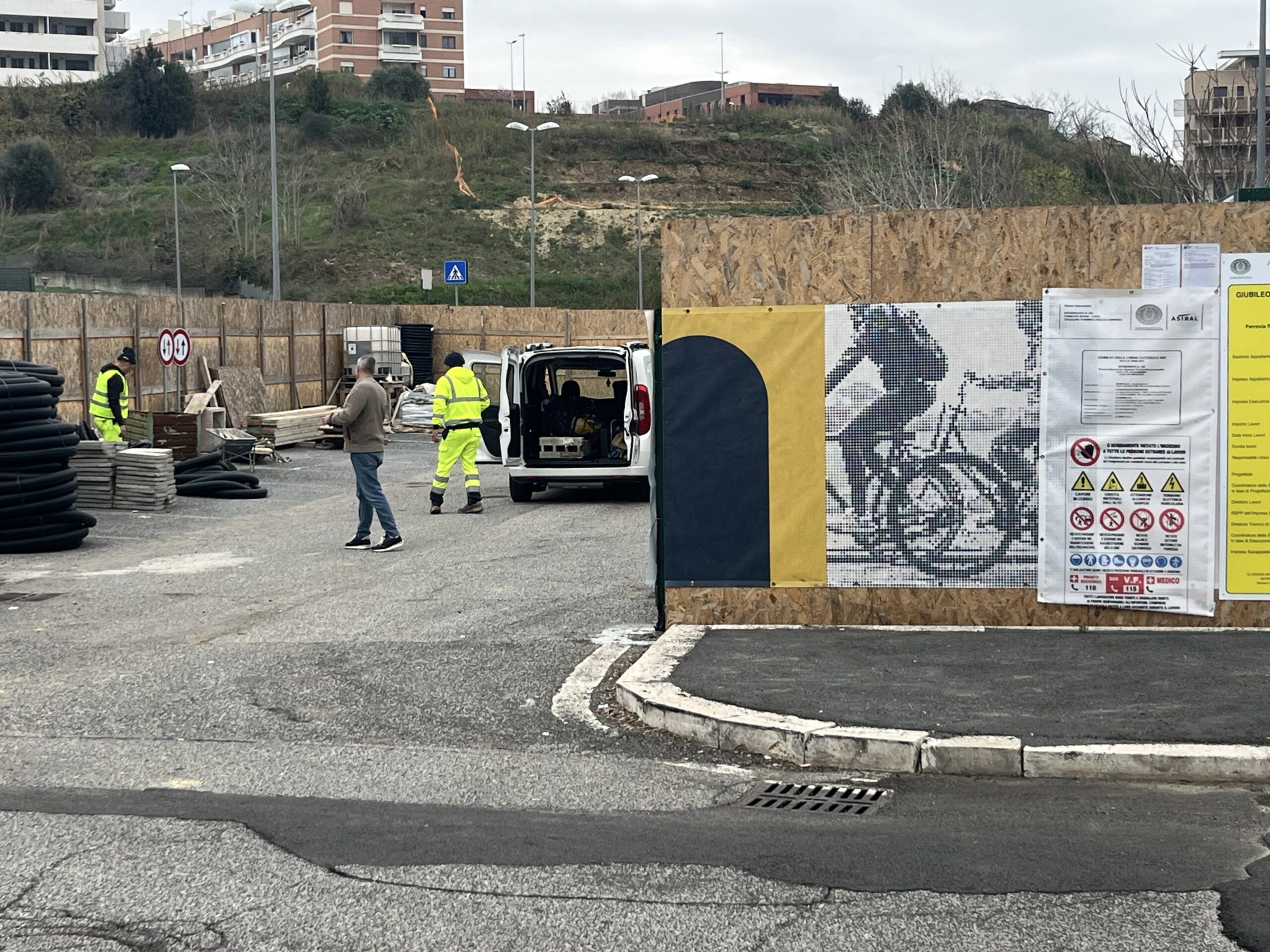 Prosegue il lavoro sulle nuove stazioni della Metromare nel quadrante sud della città. Questa mattina si è svolta una commissione congiunta Mobilità–Giubileo direttamente sul cantiere della futura fermata Torrino-Mezzocammino, nel [&hellip;]