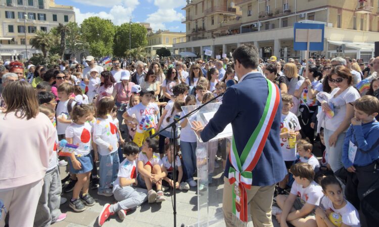Oggi a Ostia abbiamo marciato per la pace insieme ai bambini e alle bambine delle scuole del territorio. Un momento straordinario ed emozionante di partecipazione che ha coinvolto insegnanti, istituzioni, [&hellip;]